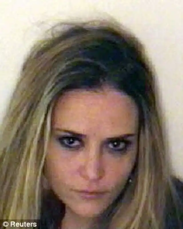 brooke mueller arrestata con charlie sheen nel 2009