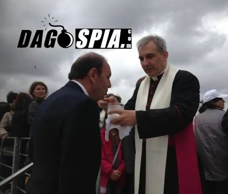 BRUNO VESPA PRENDE LA COMUNIONE DA MONSIGNOR VALLEJO I PAPI SANTI SULLA TERRAZZA DELLA PREFETTURA