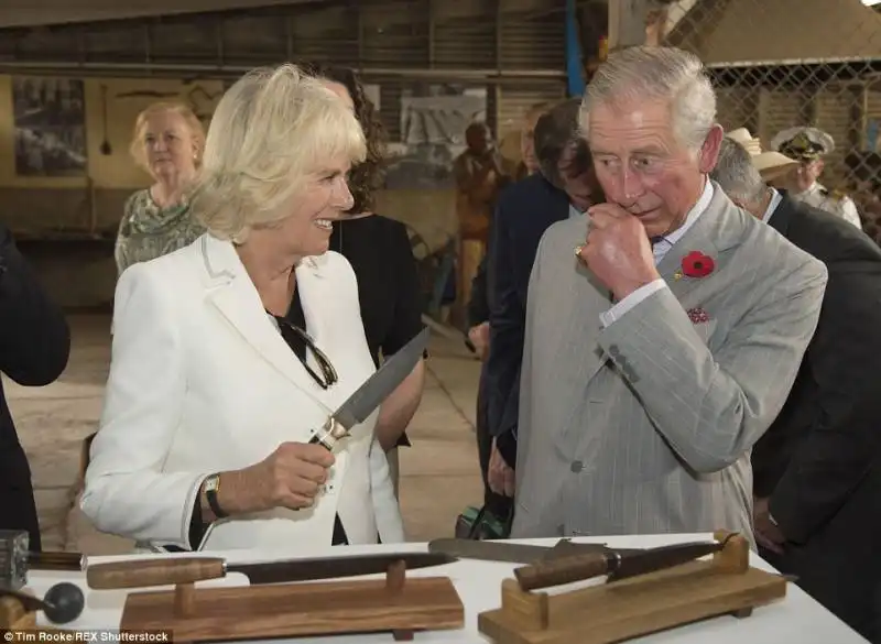 camilla con il coltello donato dal governo del sud australia