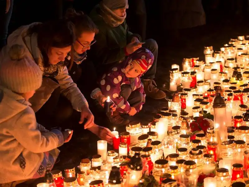 candele per le vittime di parigi