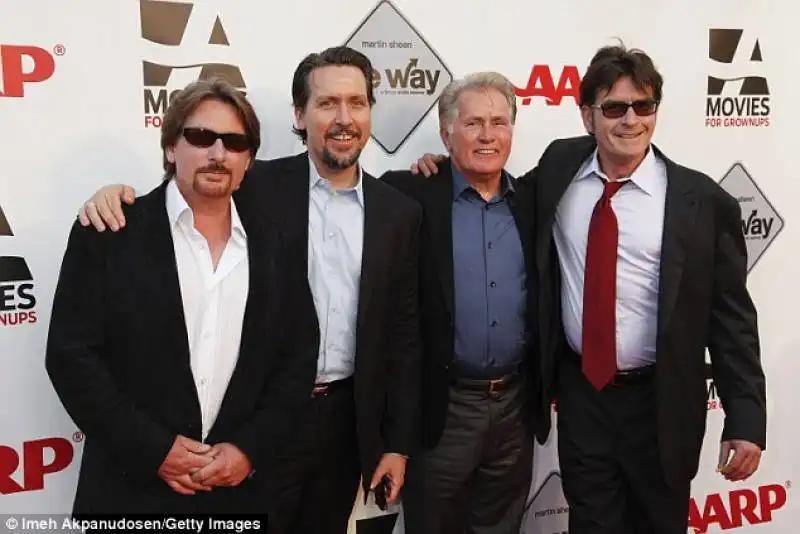 charlie sheen con i fratelli emilio e ramon estevez e il padre martin