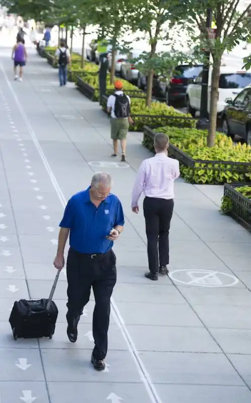 corsia pedonale per utilizzatori di smartphone   washington dc