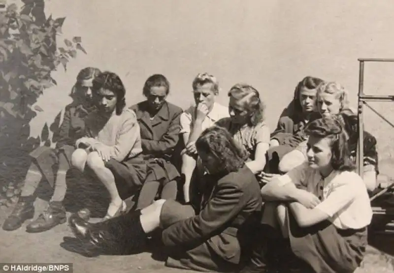 donne in attesa fuori dal tribunale di luneburg   1945