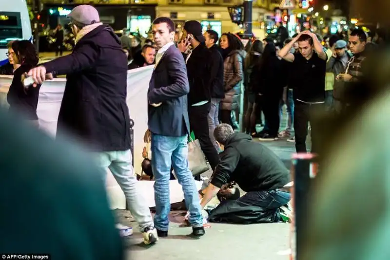 erano almento otto i miliziani che hanno attaccato parigi