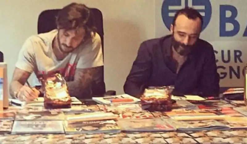 FABRIZIO CORONA TIENE UN CORSO DI COMUNICAZIONE