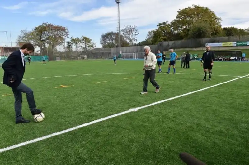 franceschini e ninetto davoli danno il calcio d inizio al quadrangolare