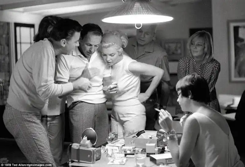 frank sinatra con marilyn monroe   peter lawford e moglie patricia kennedy   e mai britt