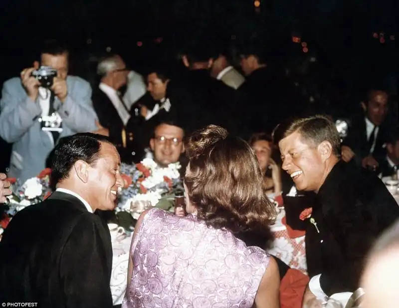 frank sinatra parla con jfk   nel mezzo patricia kennedy lawford