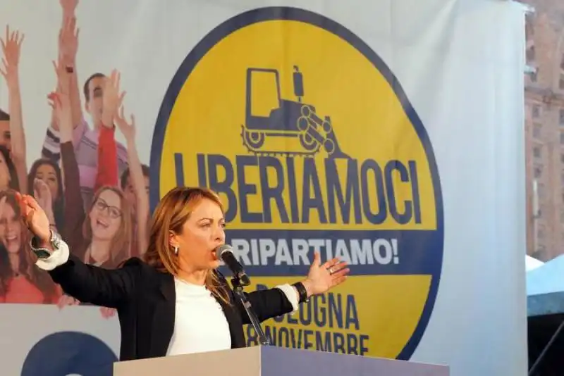 giorgia meloni sul palco f