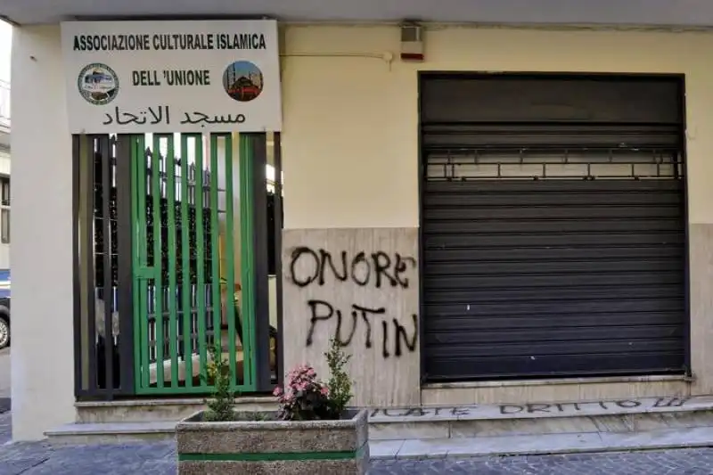 GIUGLIANO - UNA TESTA DI MAIALE E SCRITTE ANTI ISIS FUORI DA UNA MOSCHEA