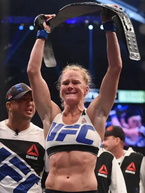 holly holm alza la cintura dei pesi gallo