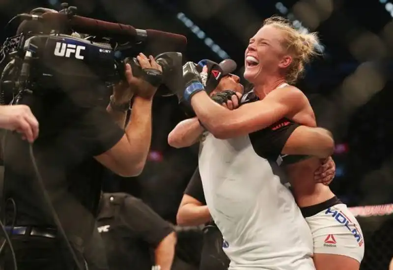 holly holm festeggia la vittoria contro ronda rousey