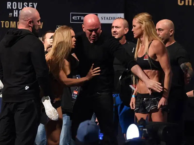 holm e rousey durante le operazioni di peso