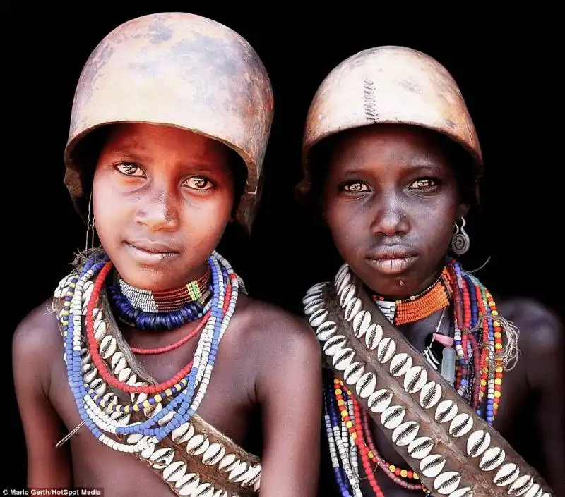 i bambini arbore portano un guscio per ripararsi dal sole