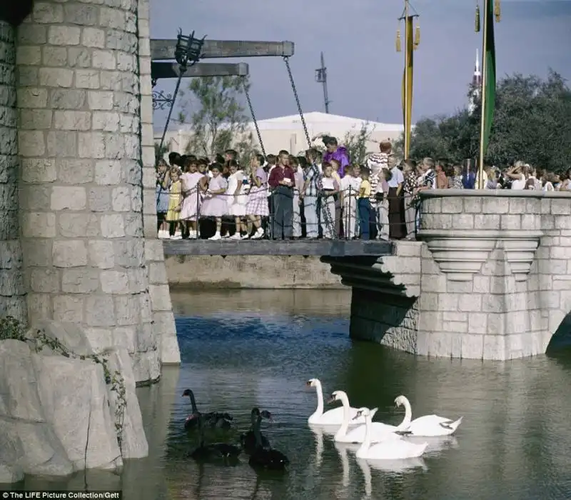 il ponte levatoio assiepato di bambini