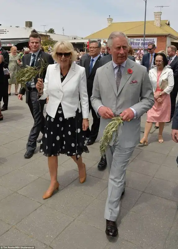 il principe carlo e camilla parker bowles con dei ramoscelli di eucalpito