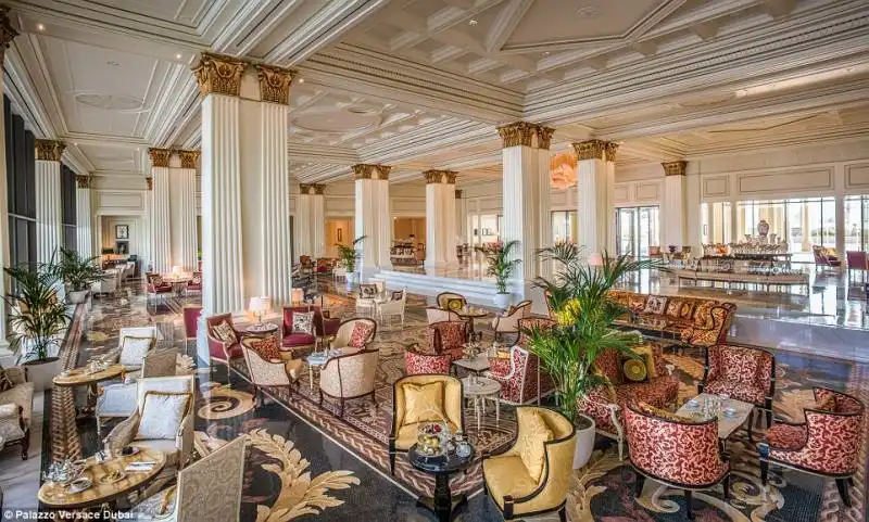 il salone principale del palazzo versace di dubai