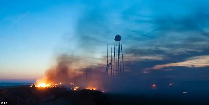 incendio divampato dopo esplosione razzo antares