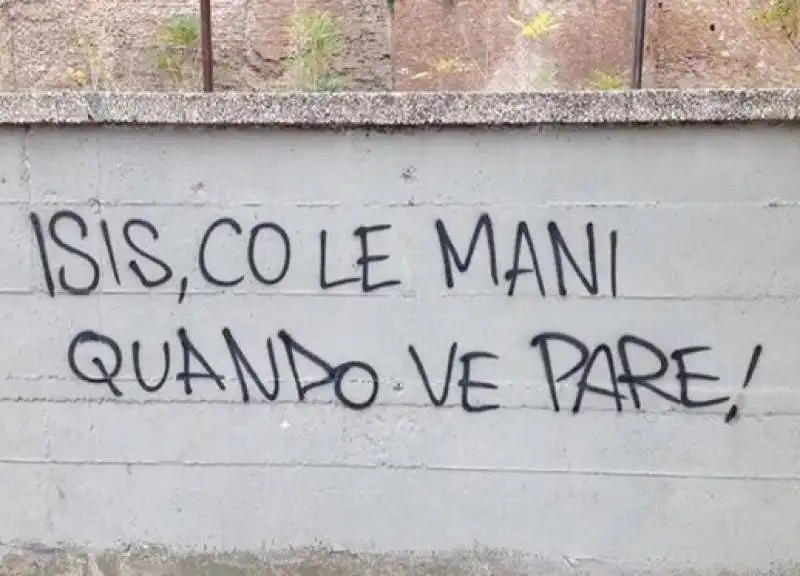 isis co le mani quando ve pare scritta a roma