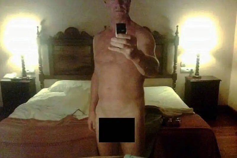 james hewitt si fa un selfie nudo