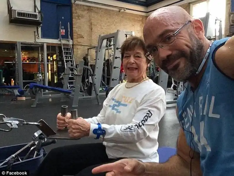 jesse jackman in palestra con la madre