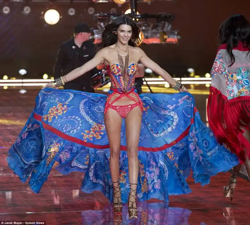 kendall jenner debutta allo show di victoria s secret a new york