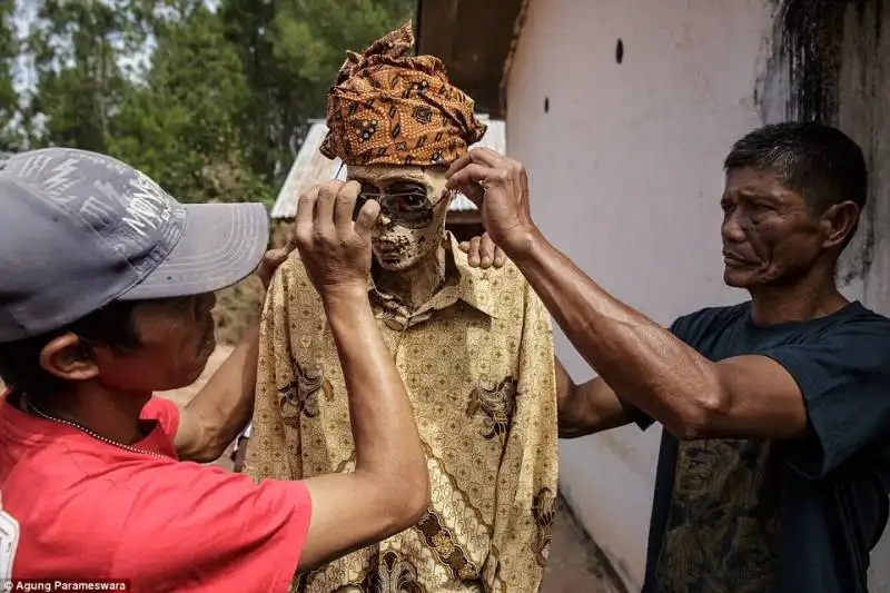 la famiglia tiranda mette gli occhiali alla mummia di yohanes tampang