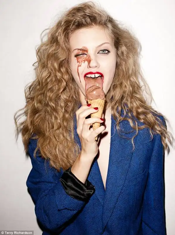 la modella lindsey wixson per la copertina di id magazine