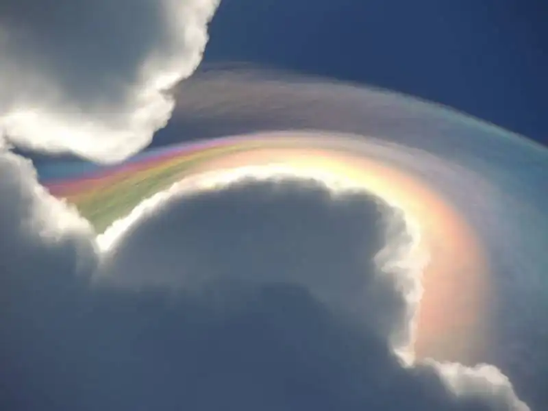 la nuvola arcobaleno fotografata da beckie dunning