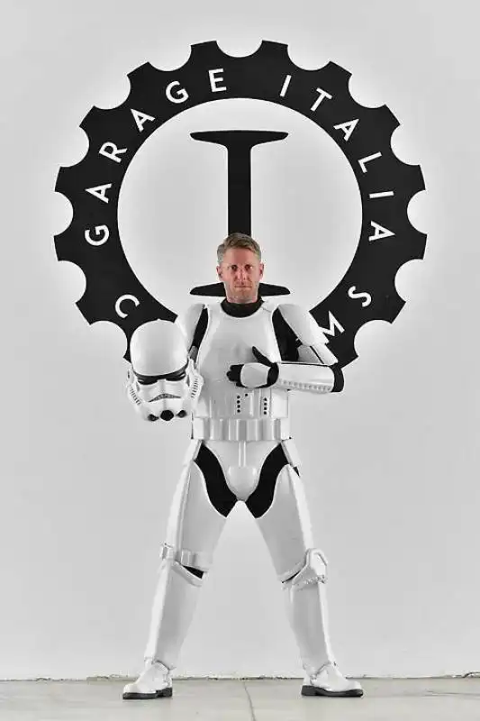 LAPO ELKANN CON IL COSTUME DA SOLDATO DI STAR WARS