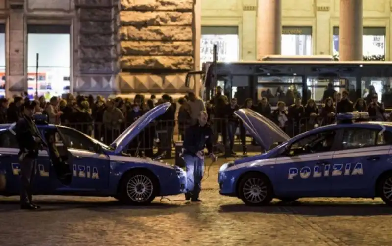 le auto della polizia ripartono coi cavetti a palazzo chigi  