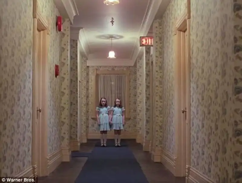 le gemelle nel corridoio dell overlook hotel di shining