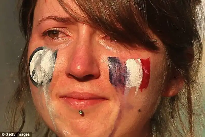 le lacrime sul volto di una donna francese dopo gli attacchi di venerdi