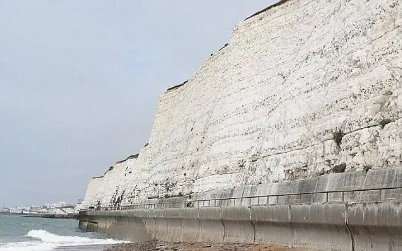 le scogliere di brighton da cui arthur si sarebbe gettato