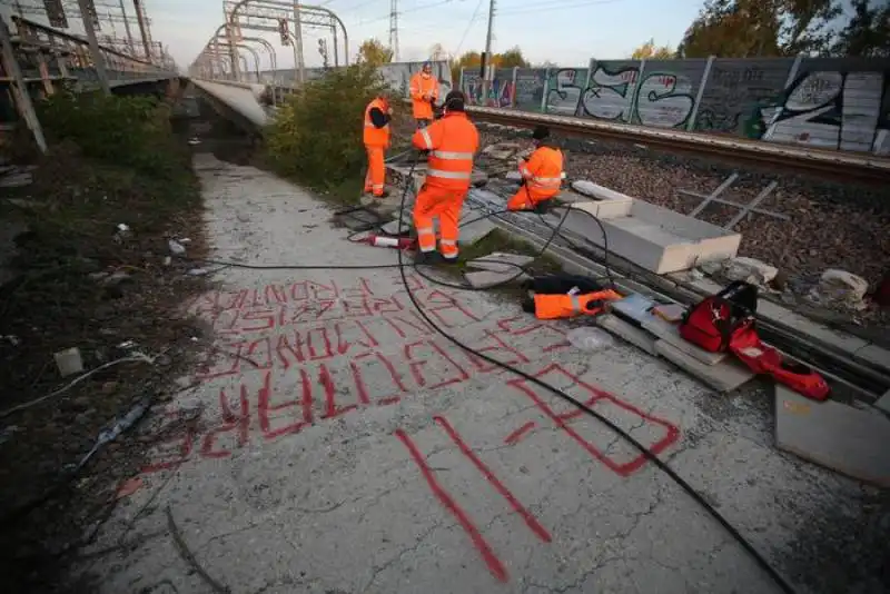 Le scritte vicino i cavi alla ferrovia di Bologna 3