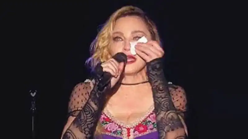 MADONNA PIANGE SUL PALCO DI STOCCOLMA