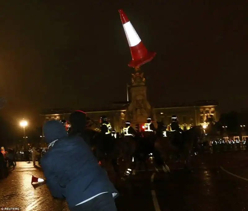 manifestante lancia un birillo alla polizia