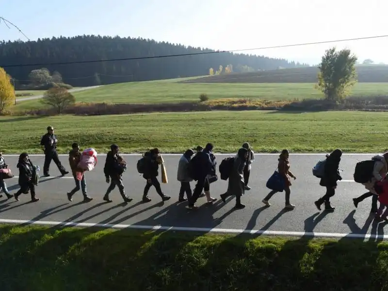 migranti attraversano il confine tra austria e germania