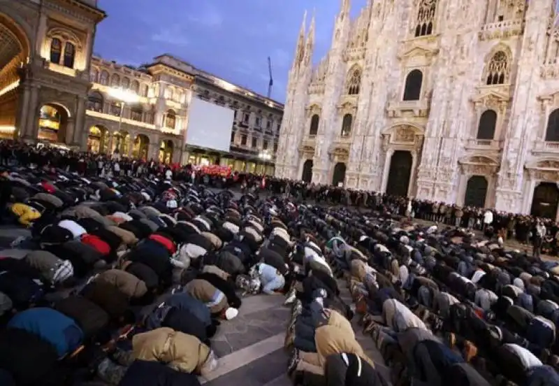 MUSULMANI IN PREGHIERA A MILANO