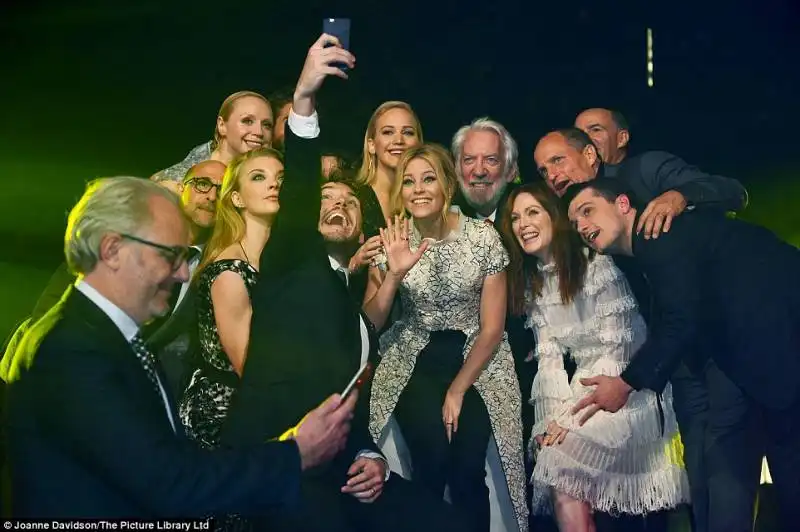 oscar selfie tra i tanti jennifer lawrence elizabeth banks e julianne moore