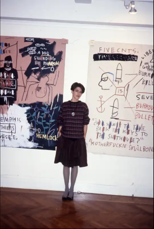 paige powell a una mostra di basquiat