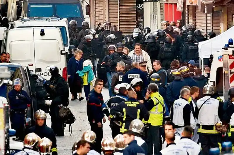 polizia nel quartiere parigino di st denis