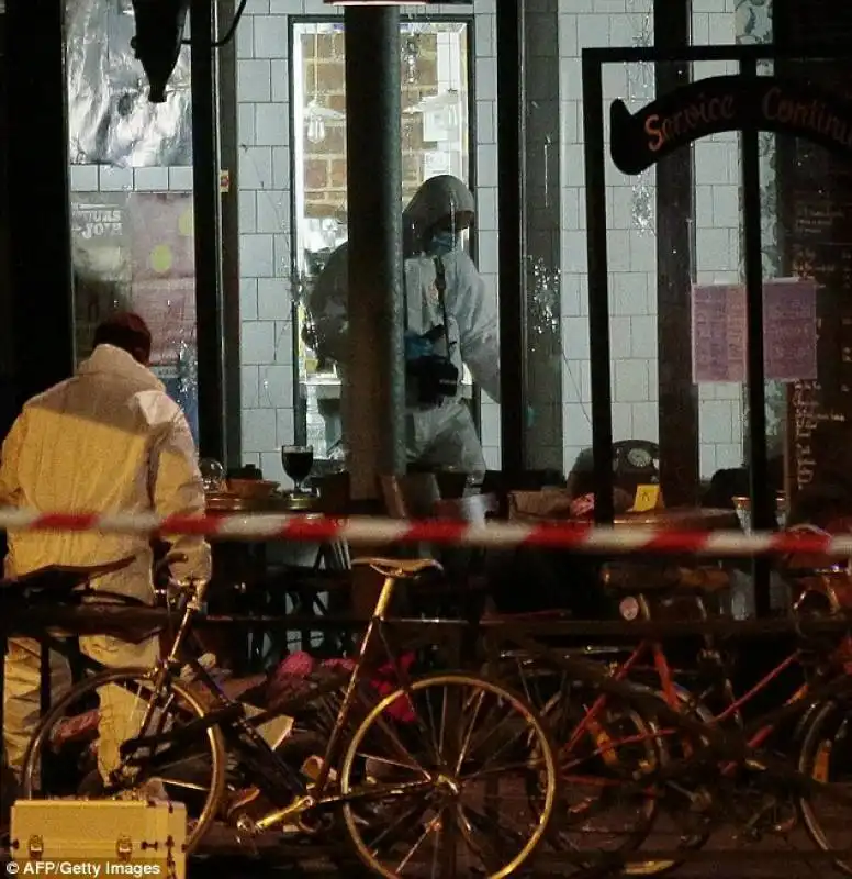 polizia scientifica al cafe la belle equipe