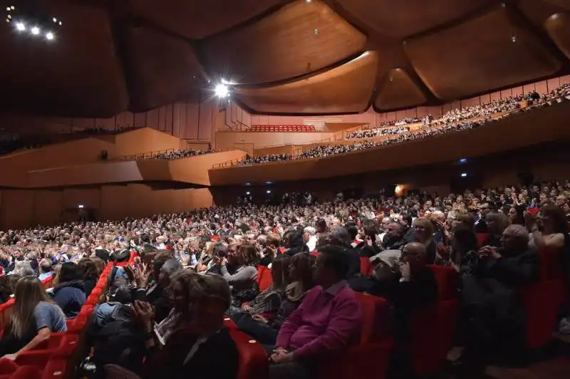 pubblico per il memoria concert di frank sinatra