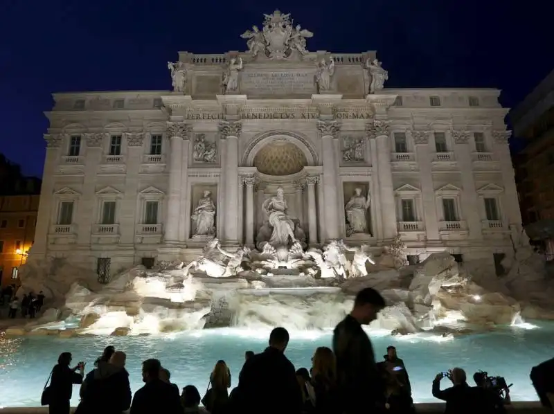 riapre la fontana di trevi  11