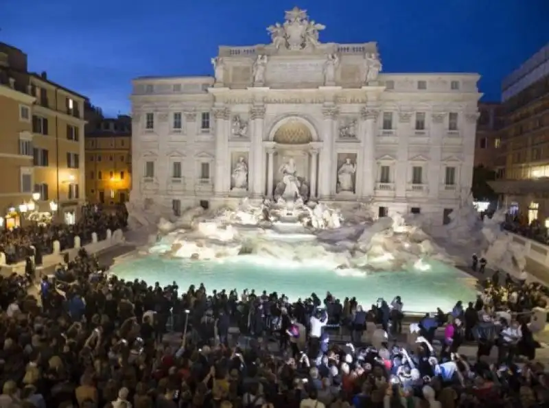 riapre la fontana di trevi  5