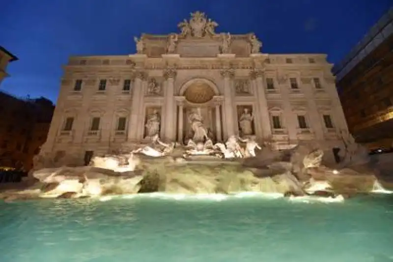 riapre la fontana di trevi  9