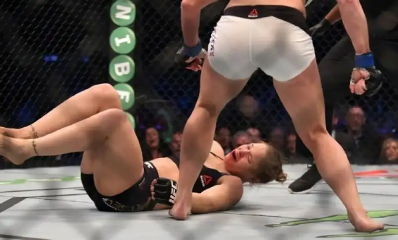 ronda rousey al tappeto