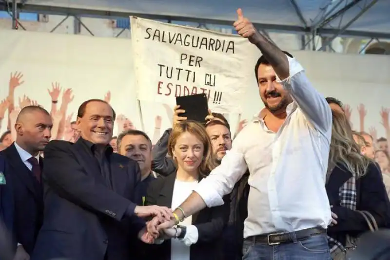 salvini (d), con silvio berlusconi e giorgia meloni sul palco allestito in piazza maggiore a bologna 77