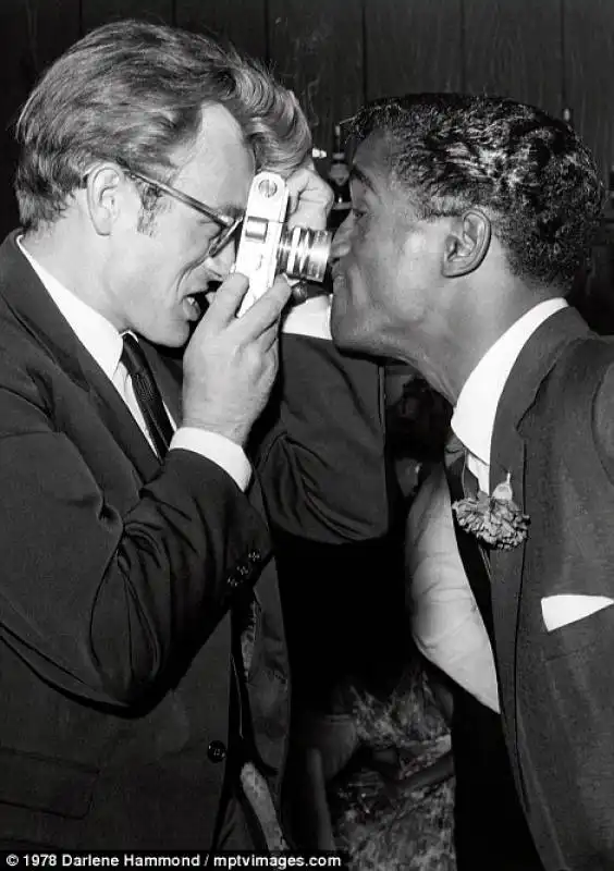 sammy davis jr in posa per james dean